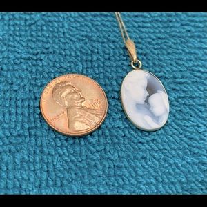 Cameo pendant with necklace